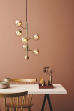 738861 Atom vertical chandelier amber LIFESTYLE 2