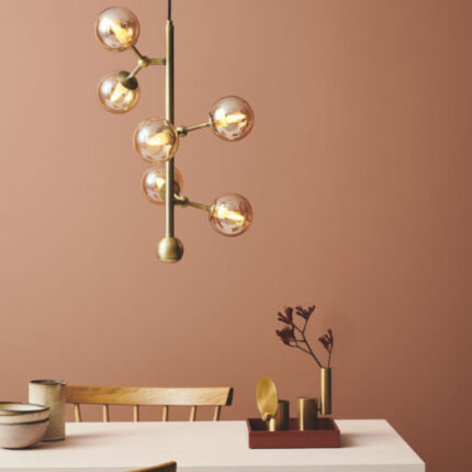 738861 Atom vertical chandelier amber LIFESTYLE 2