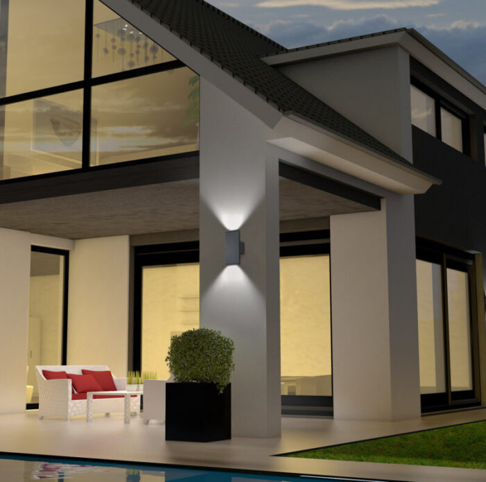 Villa mit Pool abends